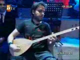 ismail yk saz ile show yapıyor!..