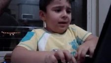Yiğit Emre Bilgisayar Oyunu Oynarken
