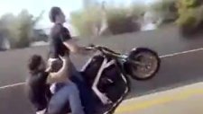 trafik canavarı motor tutkunu gençler