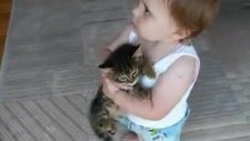 Bu Çocuğun Kedi Sevgisi Görülmeye Değer :))