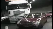 mercedes tırın önünde sürüklendi