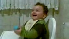 Şirin Yiğithan Suyla Oynuyo :)