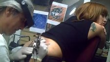 Sexy Tattoo Girl Bel Dövmesi Yapım Videosu