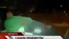 benzini biten arabayı ayakları ile itti