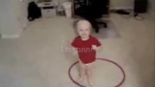 hula hoop çeviren bebek!