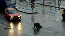 Sarhoş Adam Karşıdan Karşıya Geçmeye Çalışıyor