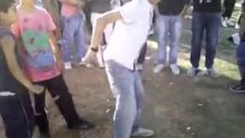 2 Çocuğun Apaçi Dansı Kapışması