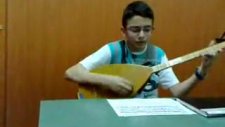 Kuruoğlu Müzik Evi Öğrencisi Bağlama Çalıyor