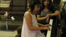 Selina Annesi İcin Piyano Caliyor Yann Tiersen