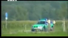 çılgın motorcu polisleri dumur ediyor