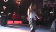 küçük kız harika dans ediyor