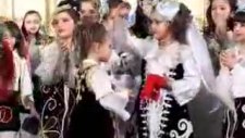 Arnavut Düğünü---Sevimli Arnavut Yumurcaklar...