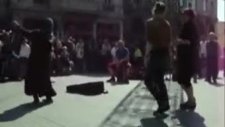 taksimde çiçekçi kadınlar dansçıları solladı