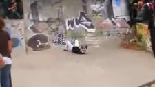 Güzel Kız Yeri Öptü!
