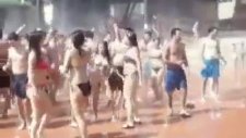 Havuzda Apaçi Dansı