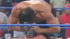 great khali rey mysterionun ağzından kan getiriyor