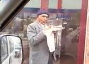 aç adama bak