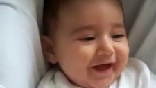 Öksürünce Kahkaha Atan Bebek