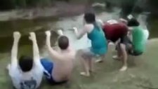 kızı resmen uçurdular :)