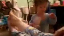 ayak kokusuna bayılan bebek