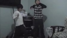 apachi dansı yapan cocuklar