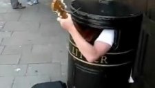 Çöp Kutusunda Gitar Çalma