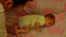 40 Günlük Bebek Emekliyor
