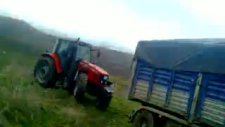 massey ferguson 6460 40 tonluk yem kamyonu çekiyor