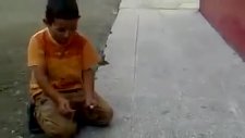 şaşırmış bu çocuk