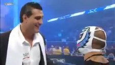 rey mysterio kendisi ile dalga geçilince yapıştırd