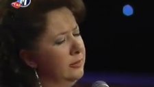 Emel Taşçıoğlu - Yeni Cami Avlusunda