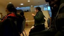 herkesin ortasında poposunu kaşıyan rahat kadın
