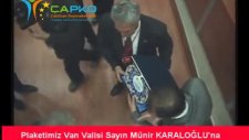 plaket takdimi ve çalıştay afişi'nin imzalanması