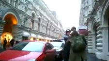 kızlar polisleri tuttuğu yerde ateşli öptü