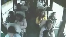 uzun boylu kamyon geçidi devirdi!