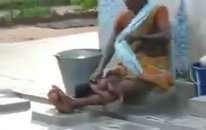 Hindistan'da Bebekler Nasıl Yıkanır