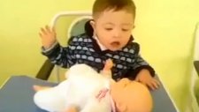 ağlayan oyuncak bebeğe annelik yapıyor