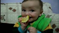 limon yiyen bebek