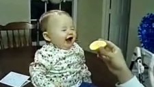 limon yiyen bebek