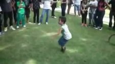Ufaklık Herkese Dans Dersi Veriyor