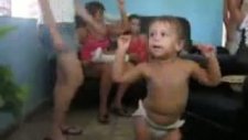 Kübalı 15 Aylık Kızın Muhteşem Dansı