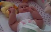 Ayaklarını Tutarak Uyuyan Bebek