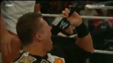 sin cara ve john cena the miz'e saldırıyor.