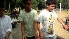 Parkta Apaçi Dansı Çılgınlığı