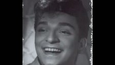 Zeki Müren - Üşüdüm Üstümü Örtsene Anne