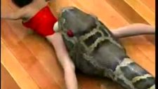 Yılan Kadını Yuttu