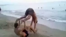 gençler kumsaldaki turistlerin ilgisini çekmeye çalışıyor