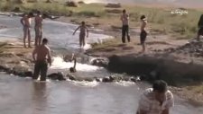sıcaktan bunalan doğubayazıtlılar sarısu'ya koşuyor