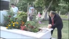şehit oğlunun mezarına çok sevdiği şekerlerden götürdü