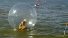 Aptal Sarışının Denizde Balonla Savaşı